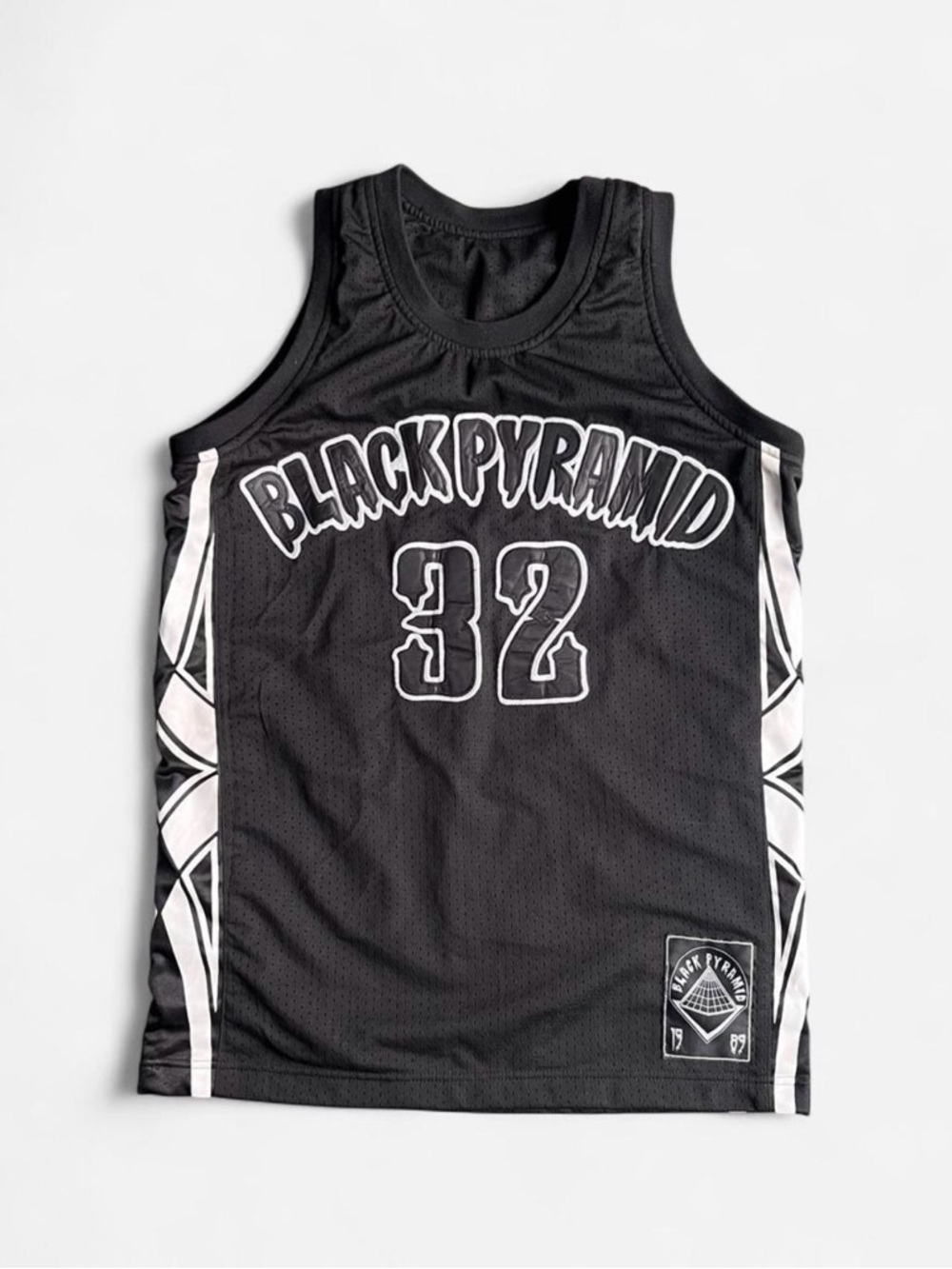 Black Pyramid black basketball jersey men’s size small